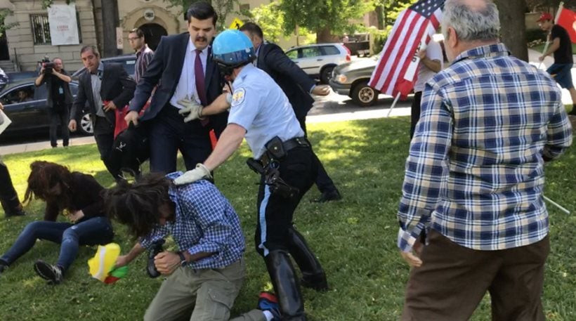 ΗΠΑ: Δύο Τούρκοι συνελήφθησαν για τα επεισόδια έξω από την τουρκική πρεσβεία το Μάιο